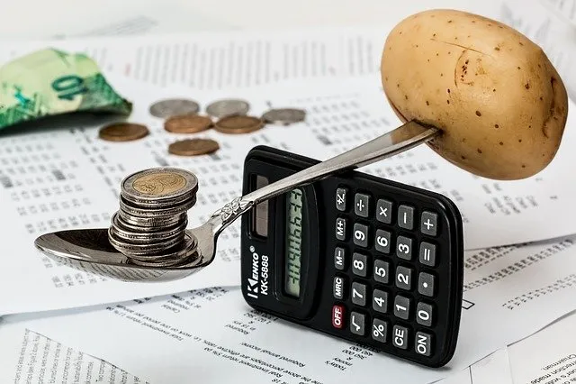 Denaro e una patata mantenuti in equilibrio su un cucchiaio, simbolo della necessità di una relazione equilibrata