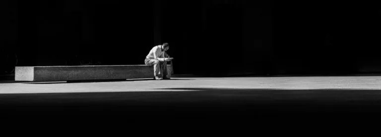 Rappresentazione visiva di fregarsene degli altri - Immagine in evidenza per l'articolo "Scopri perché è impossibile fregarsene degli altri e vivere felice." di CrescitaLibera.