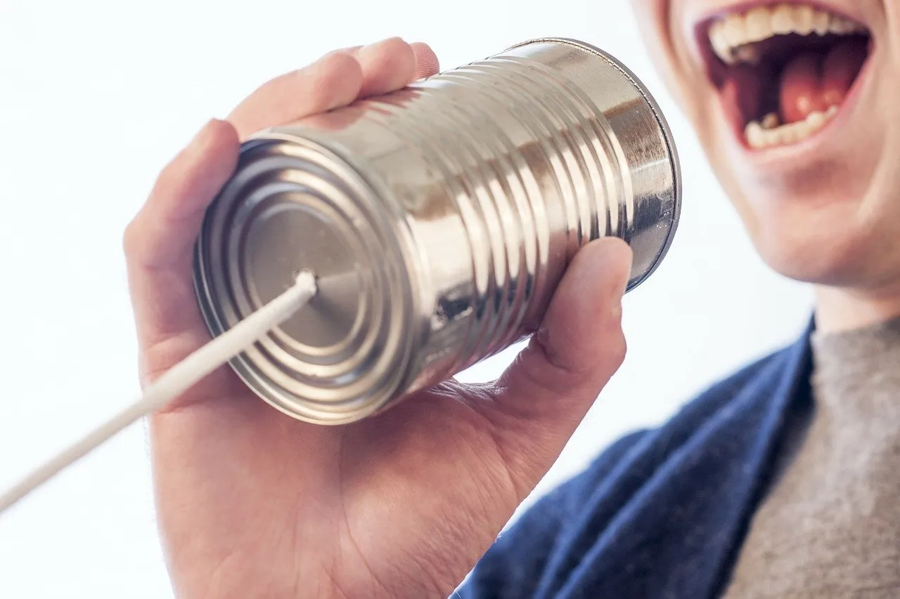 speak-238488_1280 Due vecchi telefoni a barattolo che simboleggiano la differenza tra relazione e comunicazione