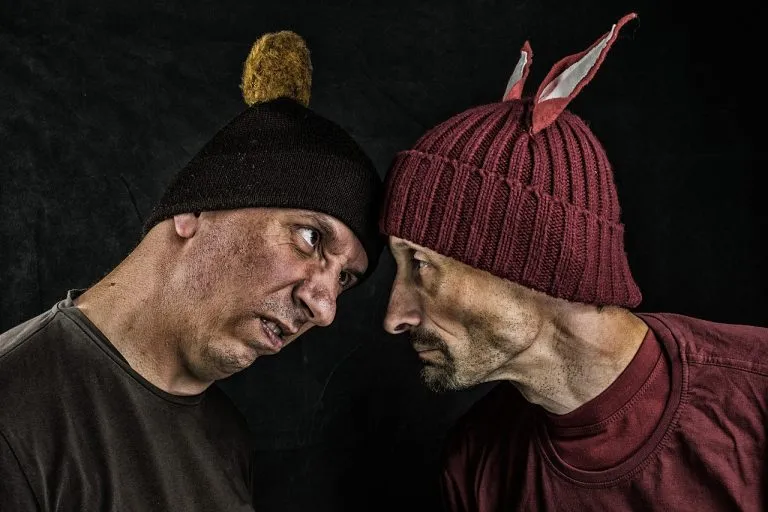 Due persone che discutono animatamente simboleggiando la mancanza di comprensione reciproca nelle relazioni