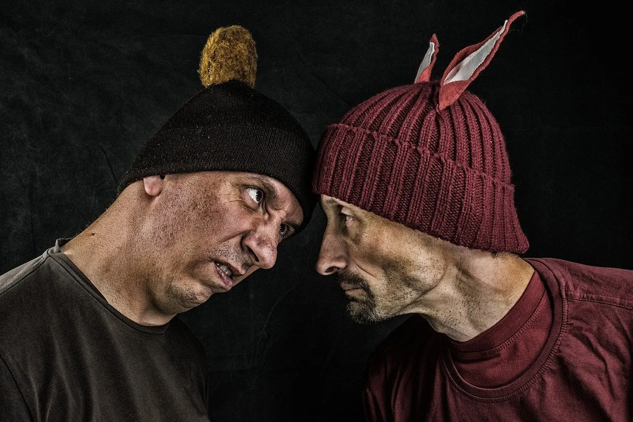 Due persone che discutono animatamente simboleggiando la mancanza di comprensione reciproca nelle relazioni