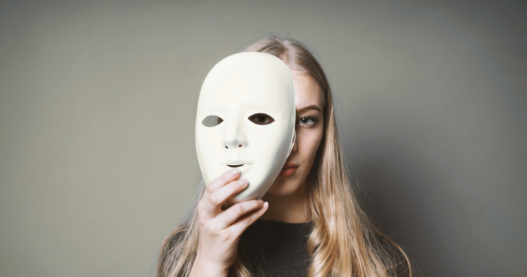 paura del giudizio degli altri e maschera del falso sé nelle relazioni