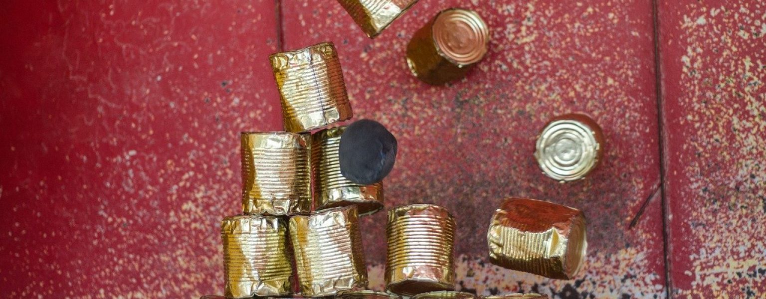 Barattoli di latta collegati da uno spago che simboleggiano la semplicità delle piccole azioni quotidiane per cambiare vita